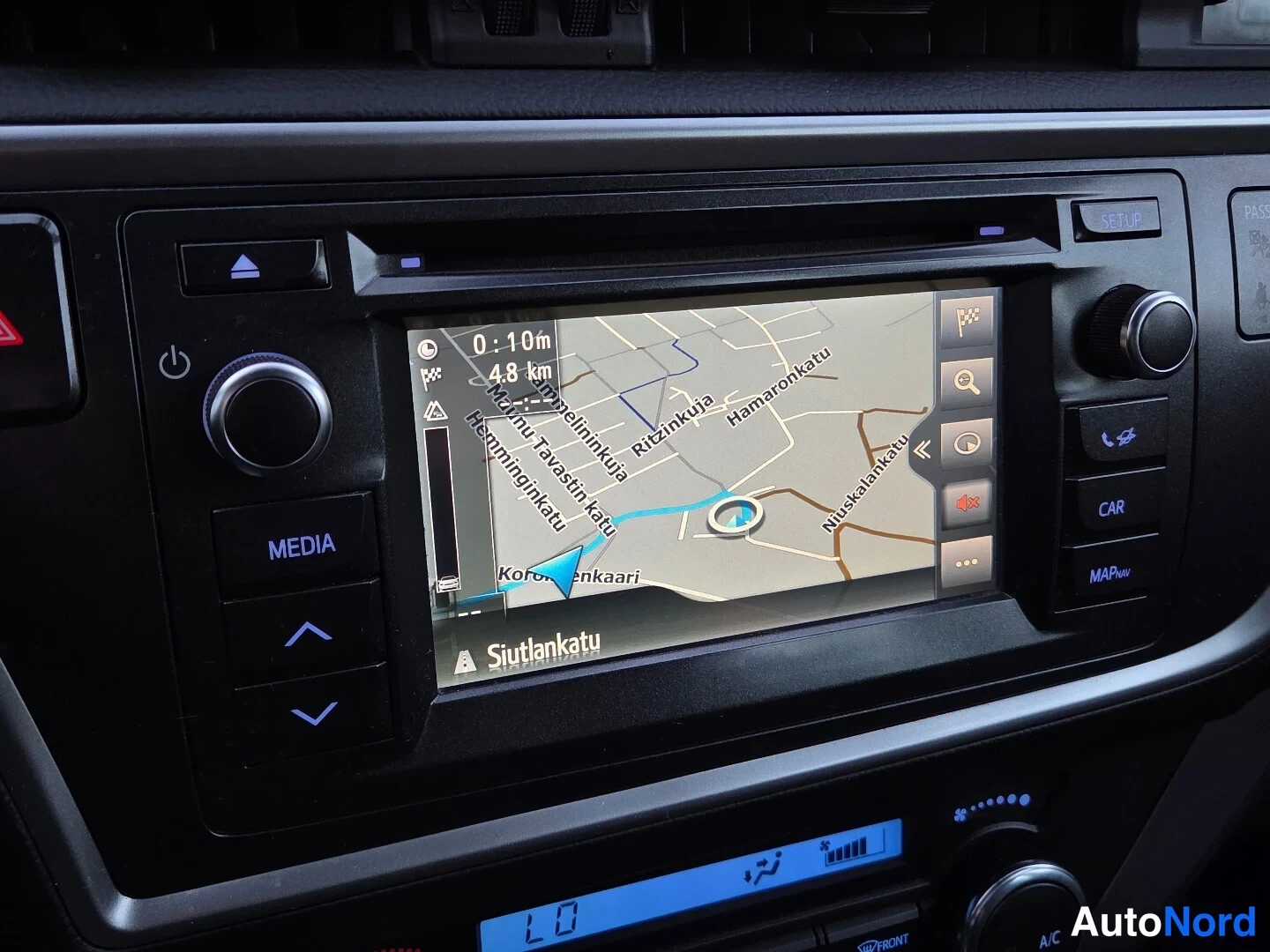 Valkoinen Toyota Auris Touring Sports 2015, yksityiskohta, kuva 20