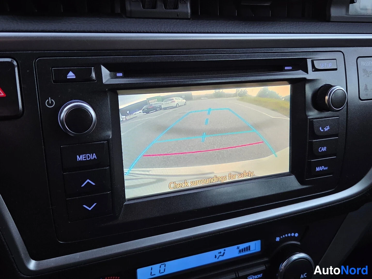 Valkoinen Toyota Auris Touring Sports 2015, yksityiskohta, kuva 21