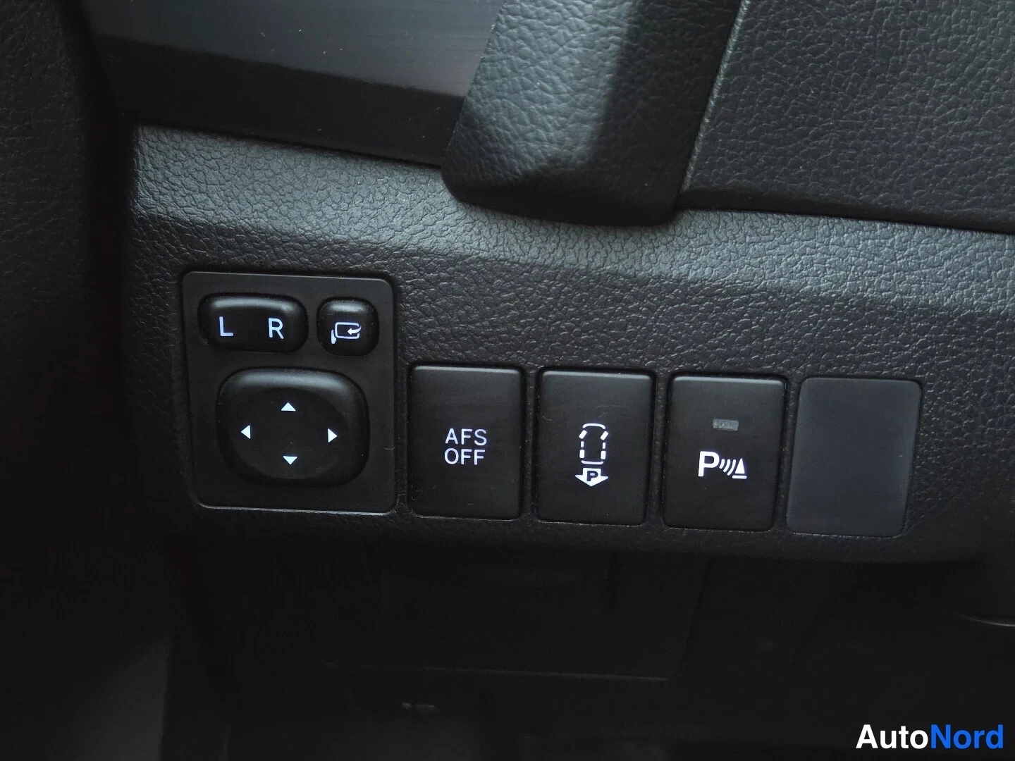 Valkoinen Toyota Auris Touring Sports 2015, yksityiskohta, kuva 23