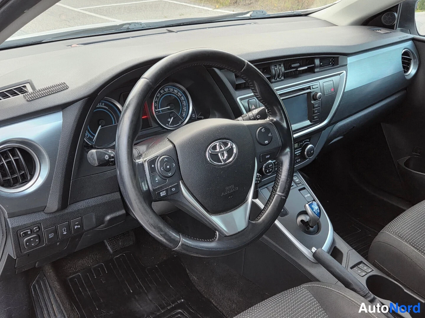 Valkoinen Toyota Auris Touring Sports 2015, ohjaamo, kuva 13