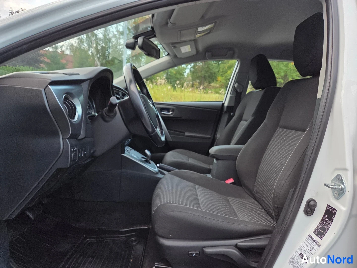 Valkoinen Toyota Auris Touring Sports 2015, ohjaamo, kuva 14