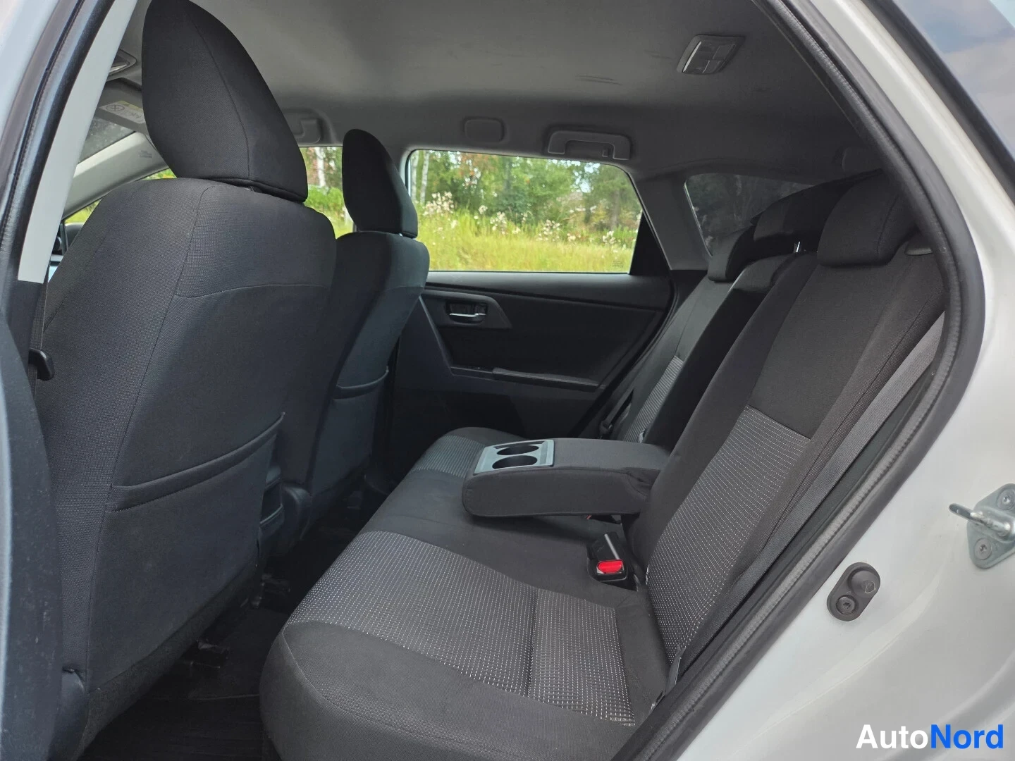 Valkoinen Toyota Auris Touring Sports 2015, takaistuimet, kuva 16