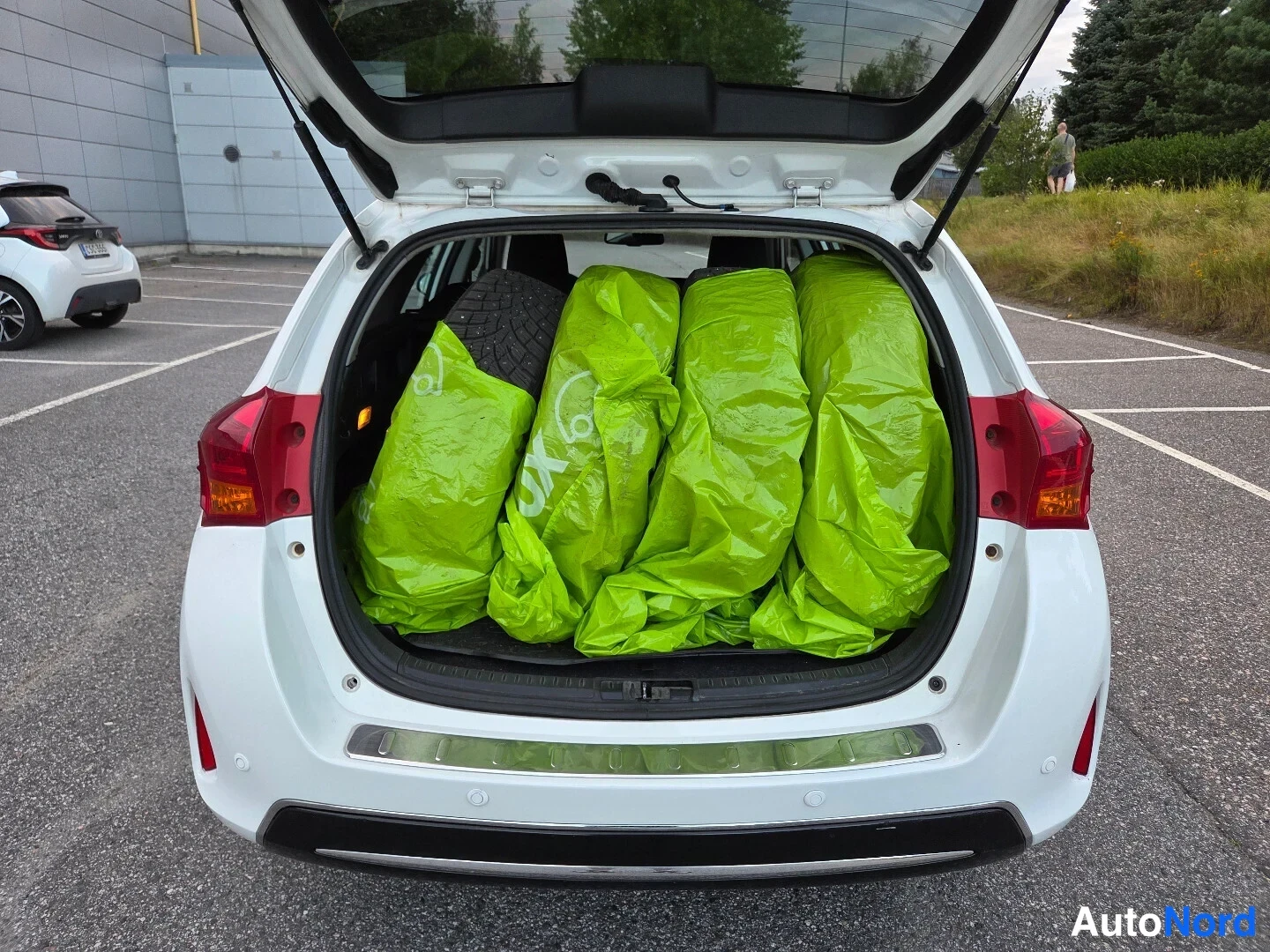 Valkoinen Toyota Auris Touring Sports 2015, takaa, kuva 9
