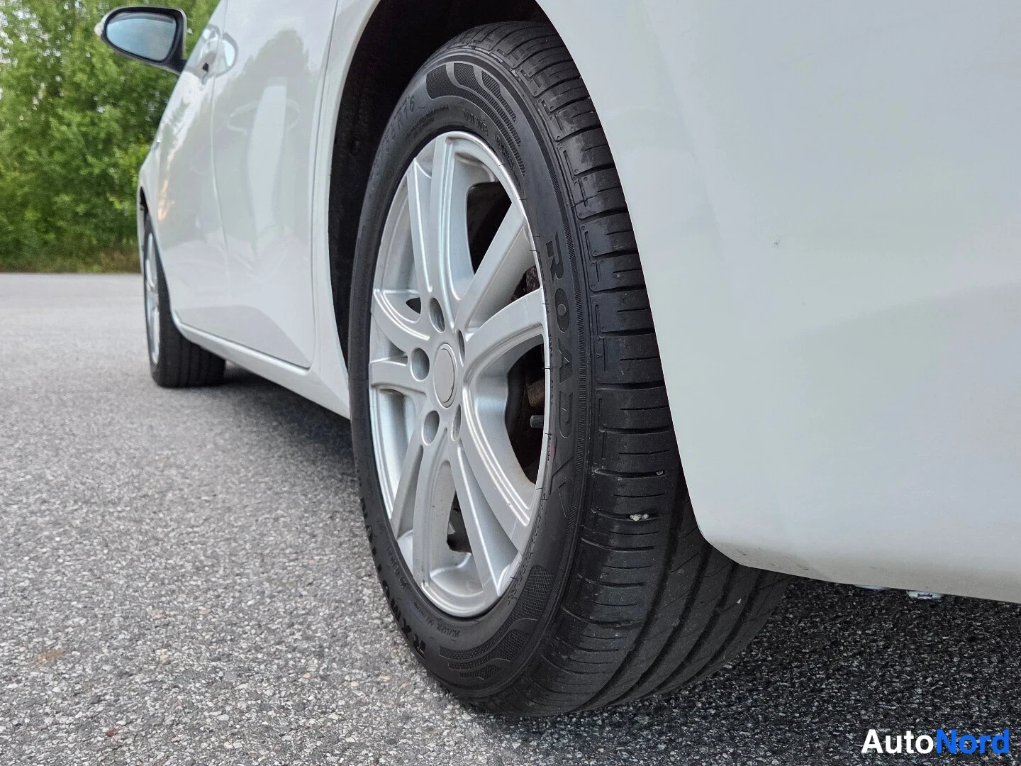 Valkoinen Toyota Auris Touring Sports 2015, yksityiskohta, kuva 26