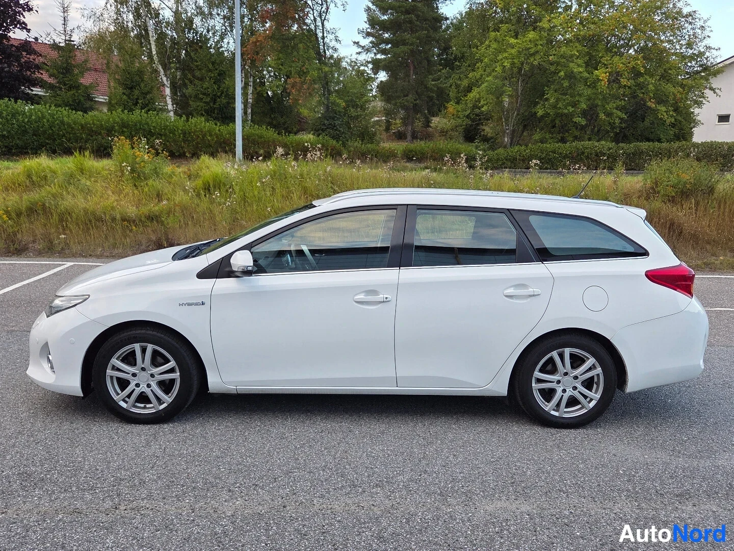 Valkoinen Toyota Auris Touring Sports 2015, sivulta, kuva 4