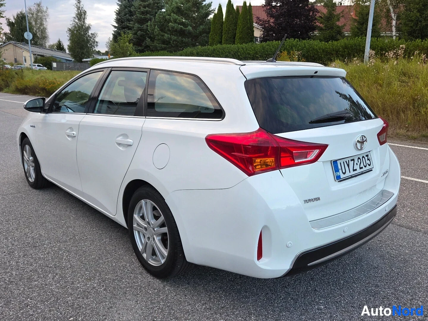 Valkoinen Toyota Auris Touring Sports 2015, takaviisto, kuva 6