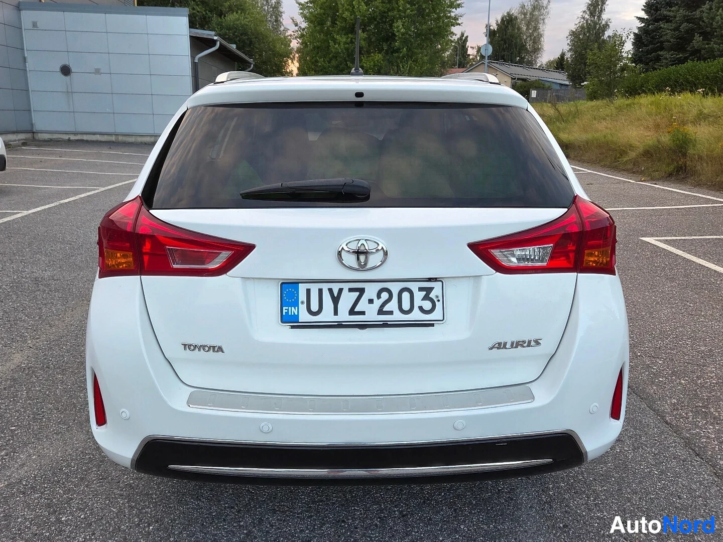Valkoinen Toyota Auris Touring Sports 2015, takaa, kuva 8
