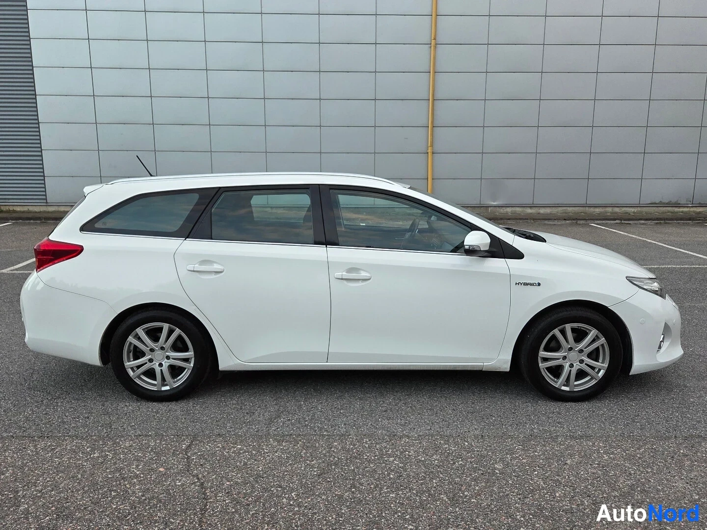 Valkoinen Toyota Auris Touring Sports 2015, sivulta, kuva 5