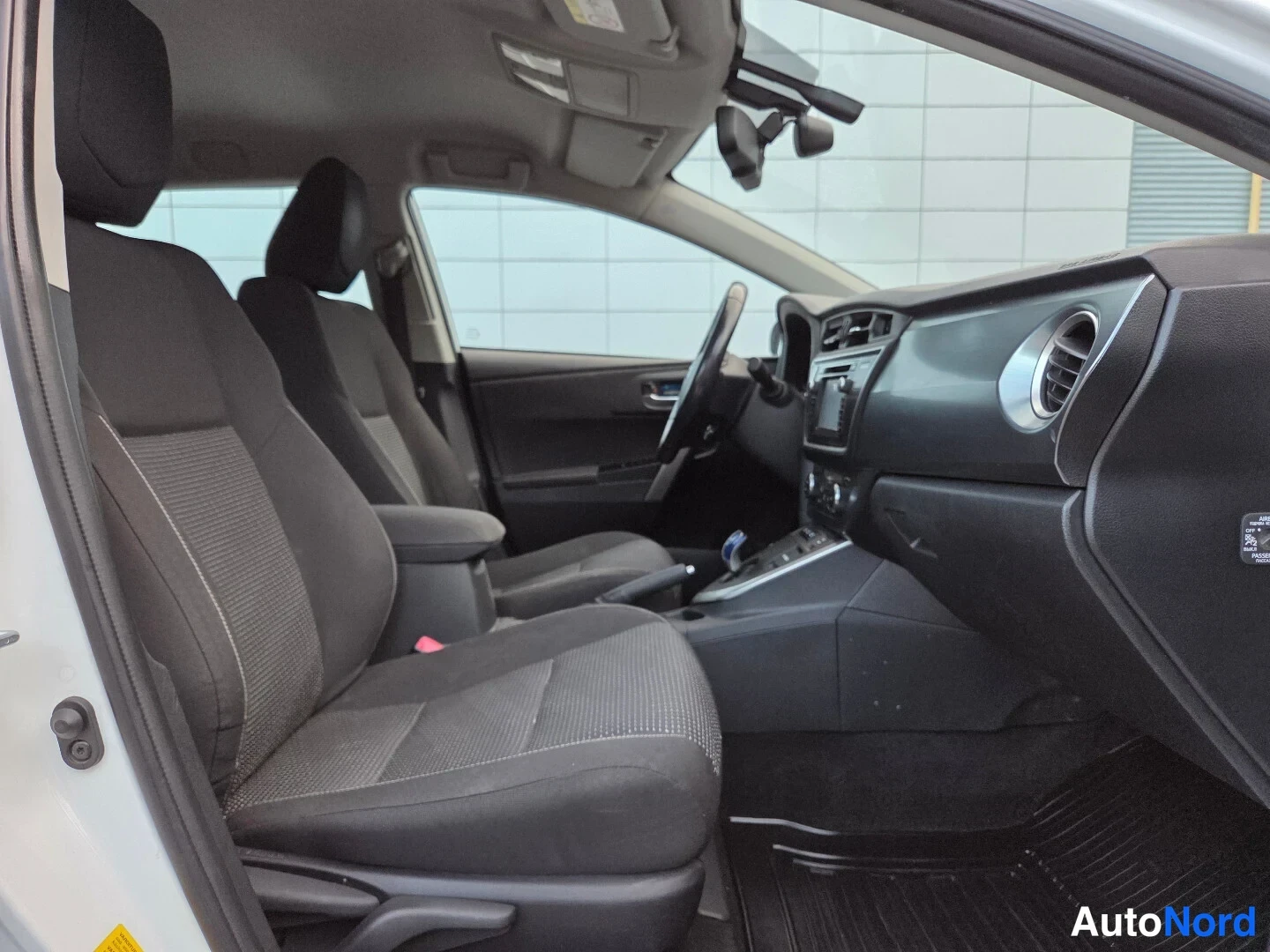 Valkoinen Toyota Auris Touring Sports 2015, ohjaamo, kuva 15