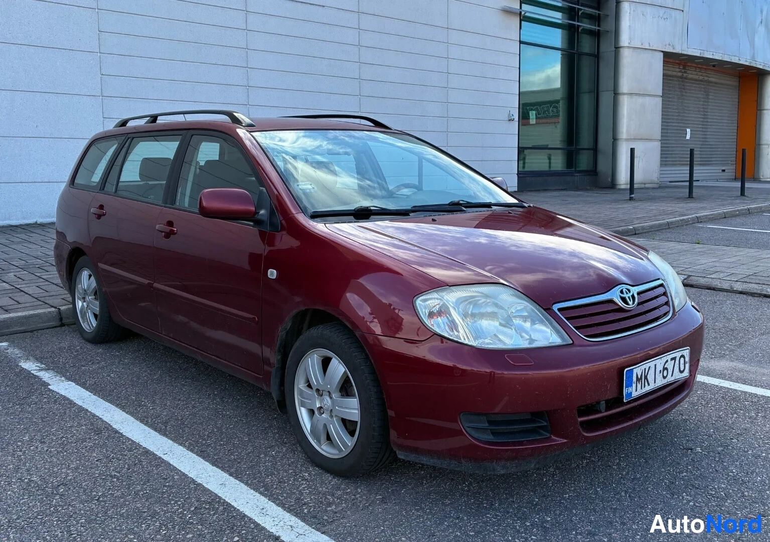 Punainen Toyota Corolla 2007, etuviisto, keula oikealle, kuva 2