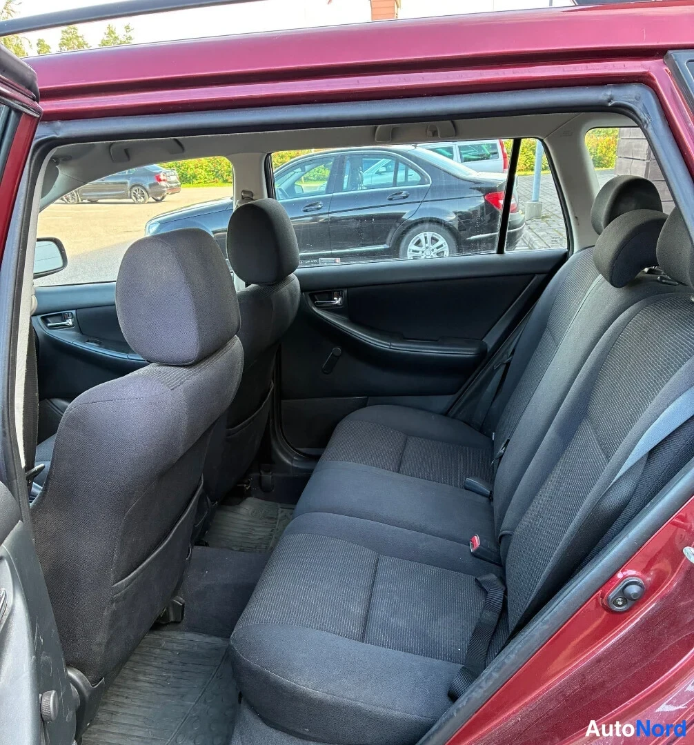Punainen Toyota Corolla 2007, takaistuimet, kuva 10