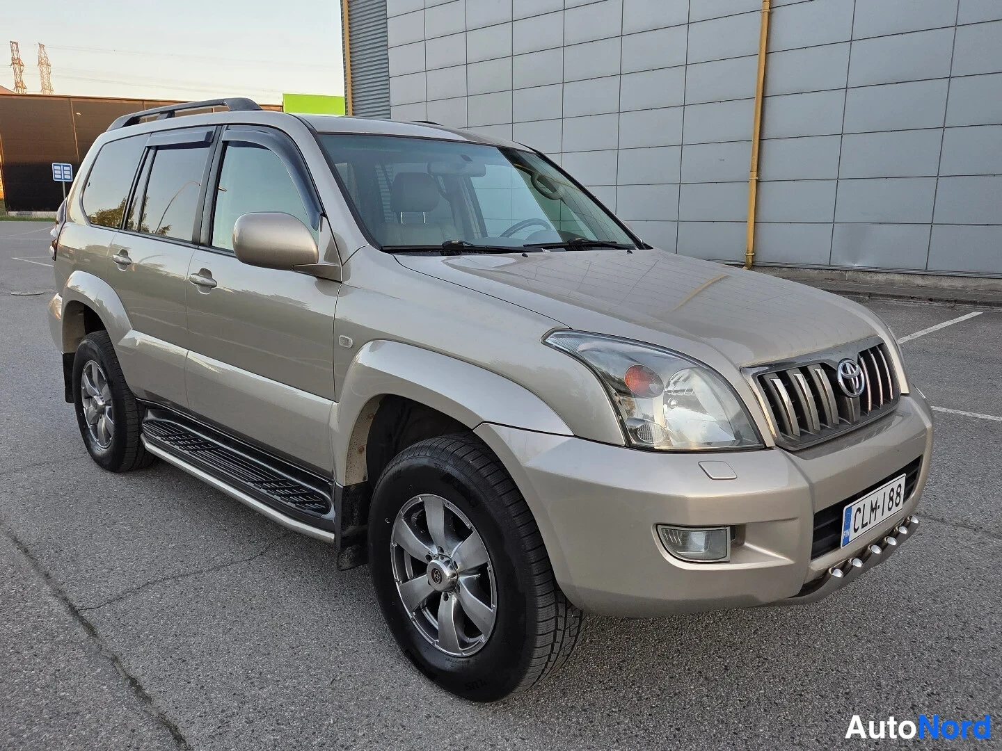 Beige Toyota Land Cruiser 2008, etuviisto, keula oikealle, kuva 3