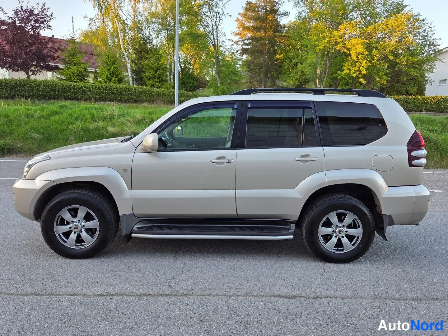 Beige Toyota Land Cruiser 2008, etuviisto, keula vasemmalle, kuva 2