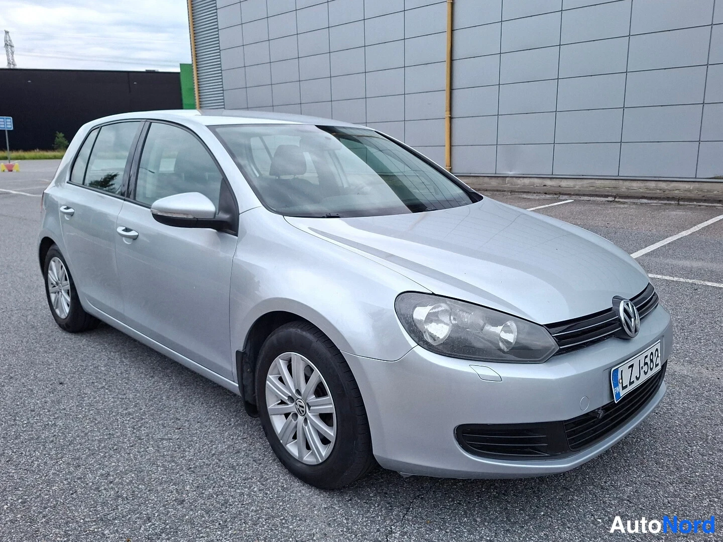 Hopea Volkswagen Golf 2011, etuviisto, keula oikealle, kuva 2
