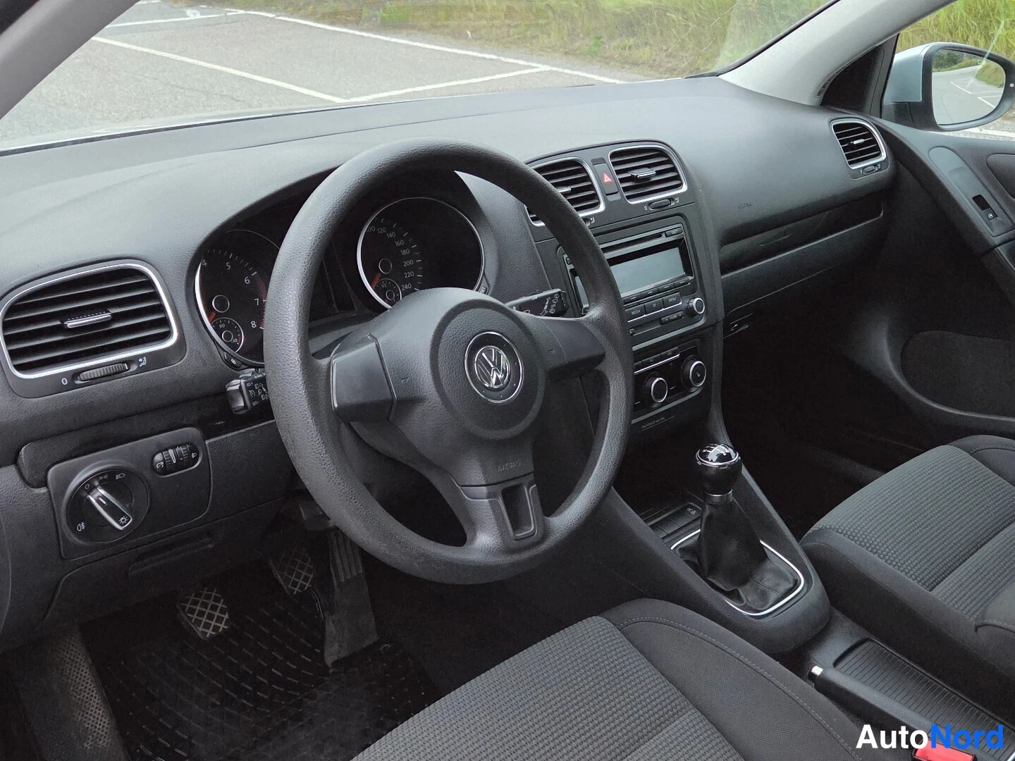 Hopea Volkswagen Golf 2011, ohjaamo, kuva 12