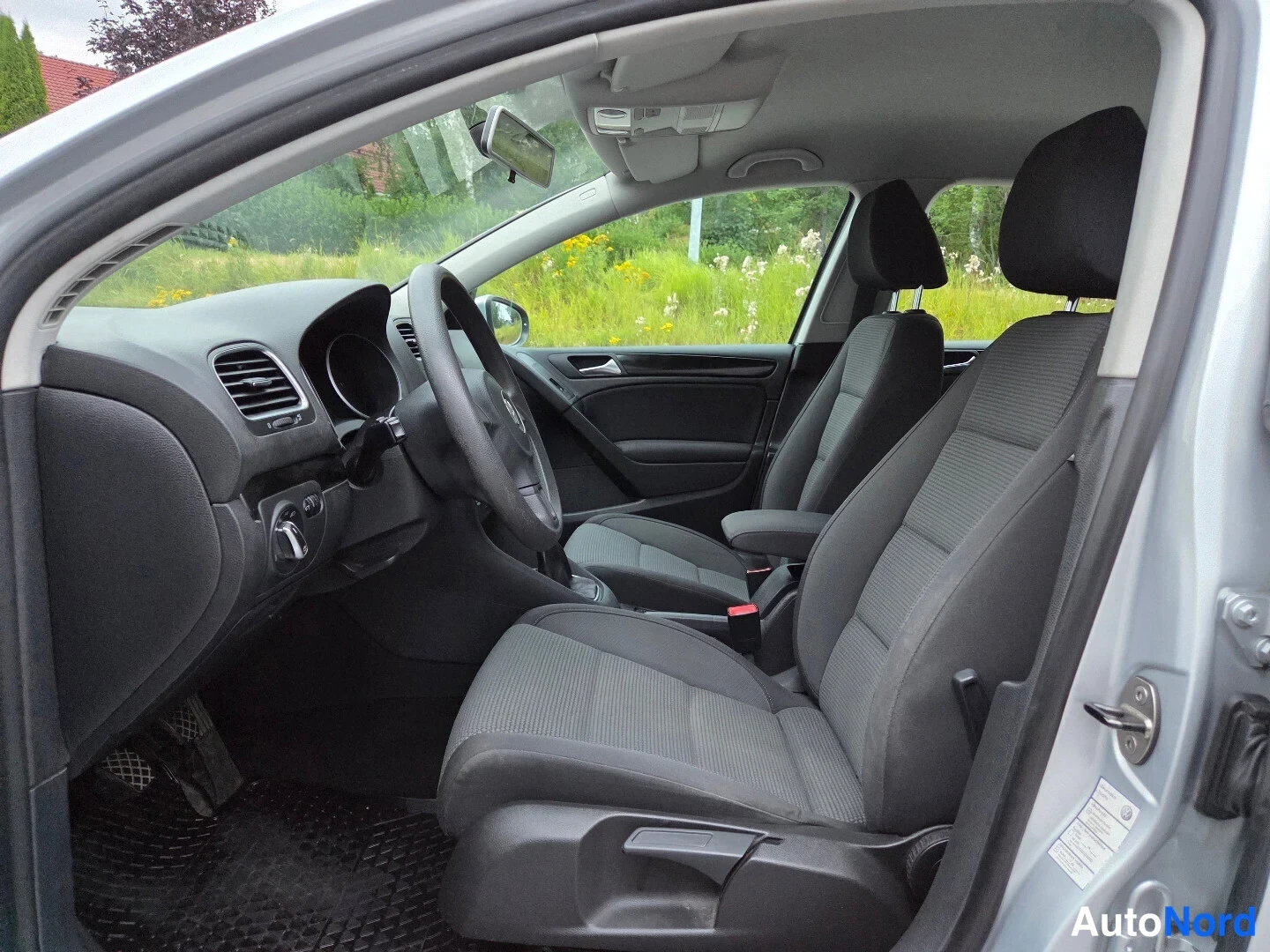 Hopea Volkswagen Golf 2011, ohjaamo, kuva 13