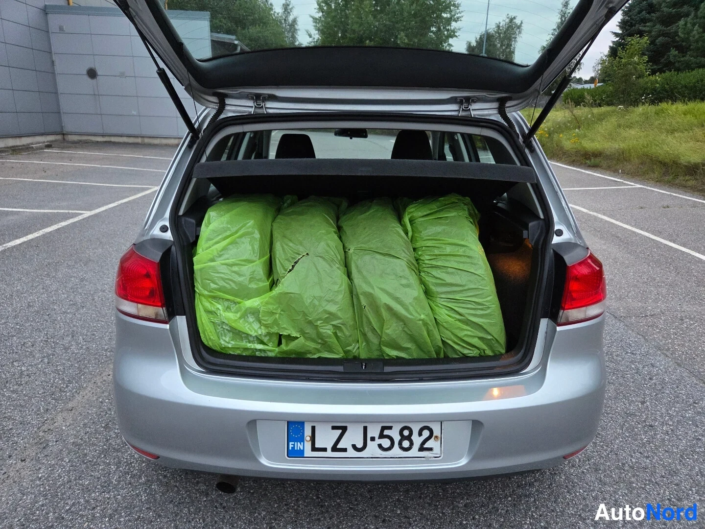 Hopea Volkswagen Golf 2011, tavaratila, kuva 17