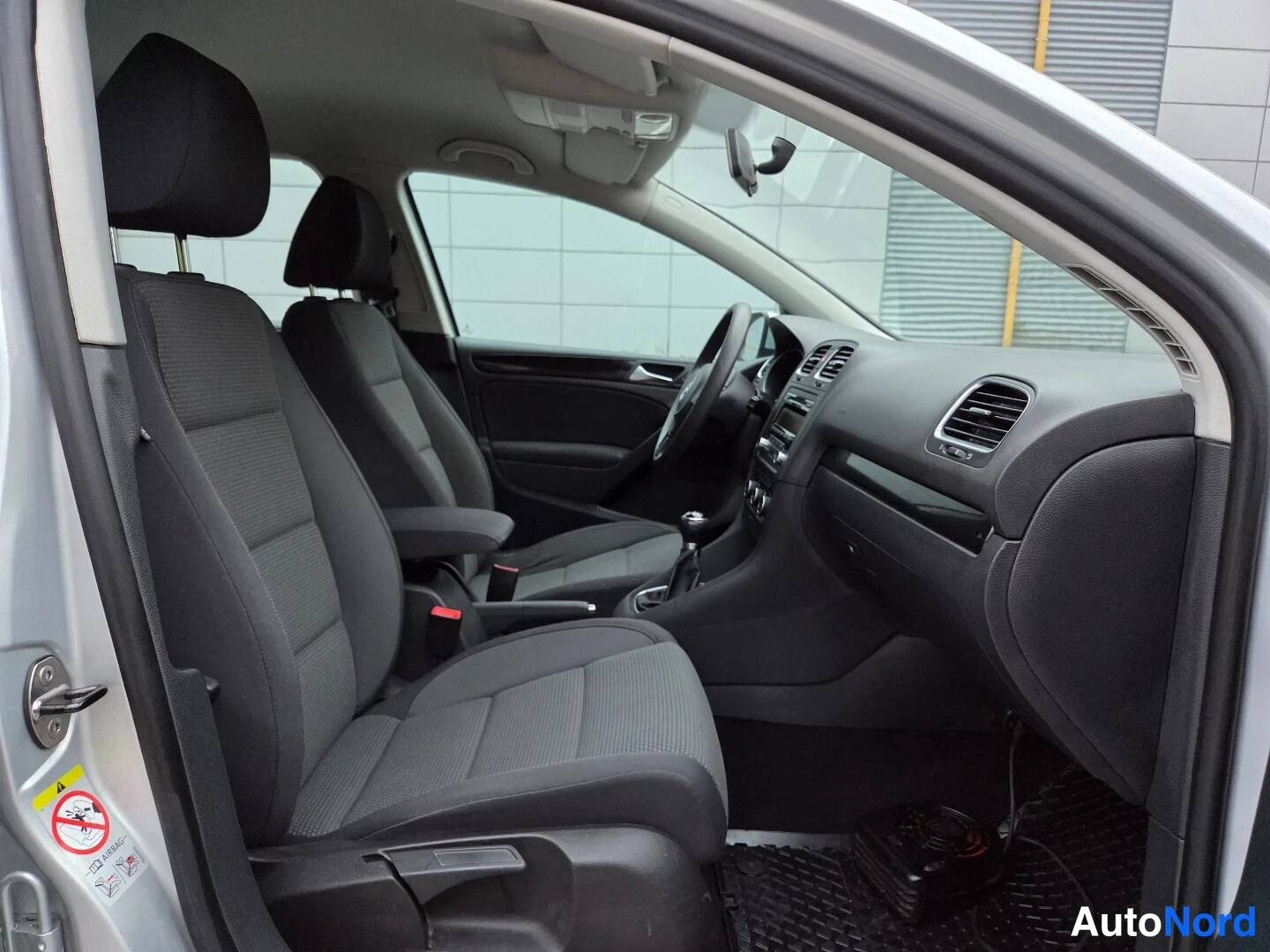 Hopea Volkswagen Golf 2011, etuistuimet, kuva 14