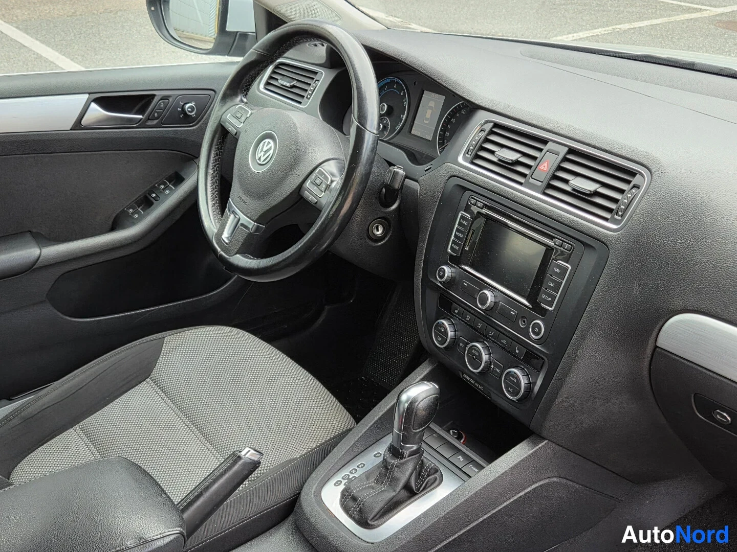 Hopea Volkswagen Jetta 2015, ohjaamo, kuva 9