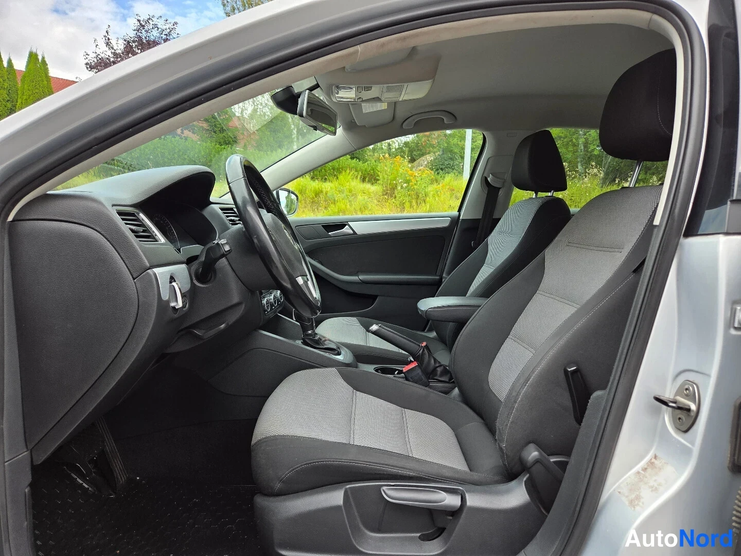Hopea Volkswagen Jetta 2015, ohjaamo, kuva 13