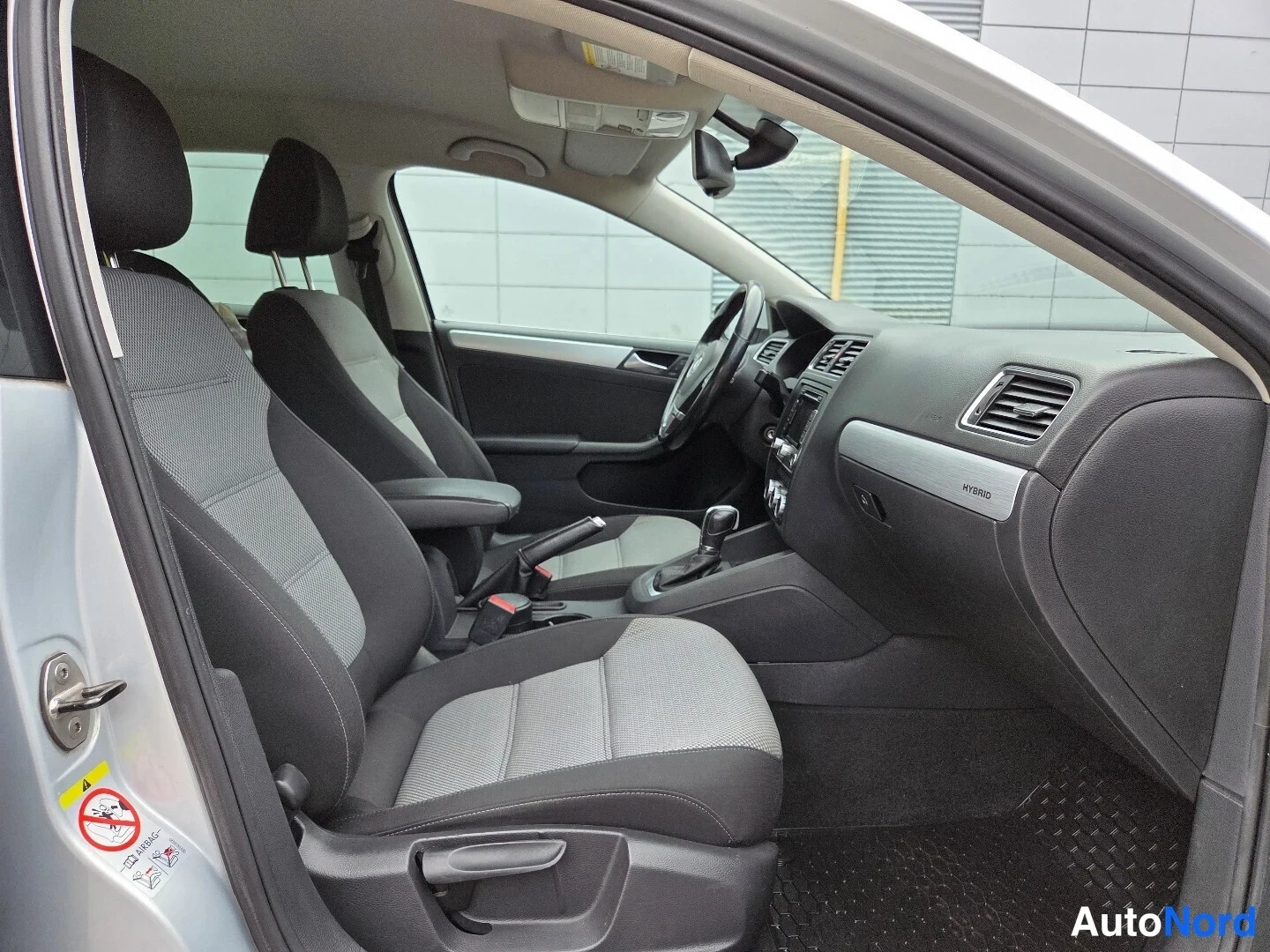 Hopea Volkswagen Jetta 2015, etuistuimet, kuva 14