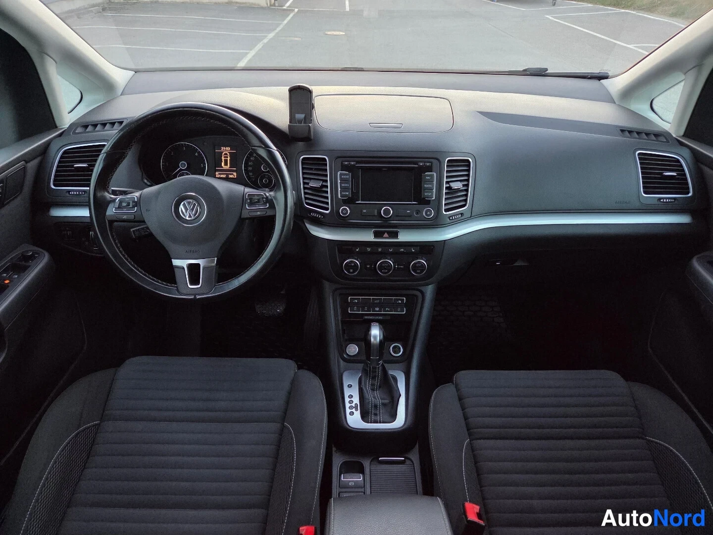 Valkoinen Volkswagen Sharan 2015, ohjaamo, kuva 12