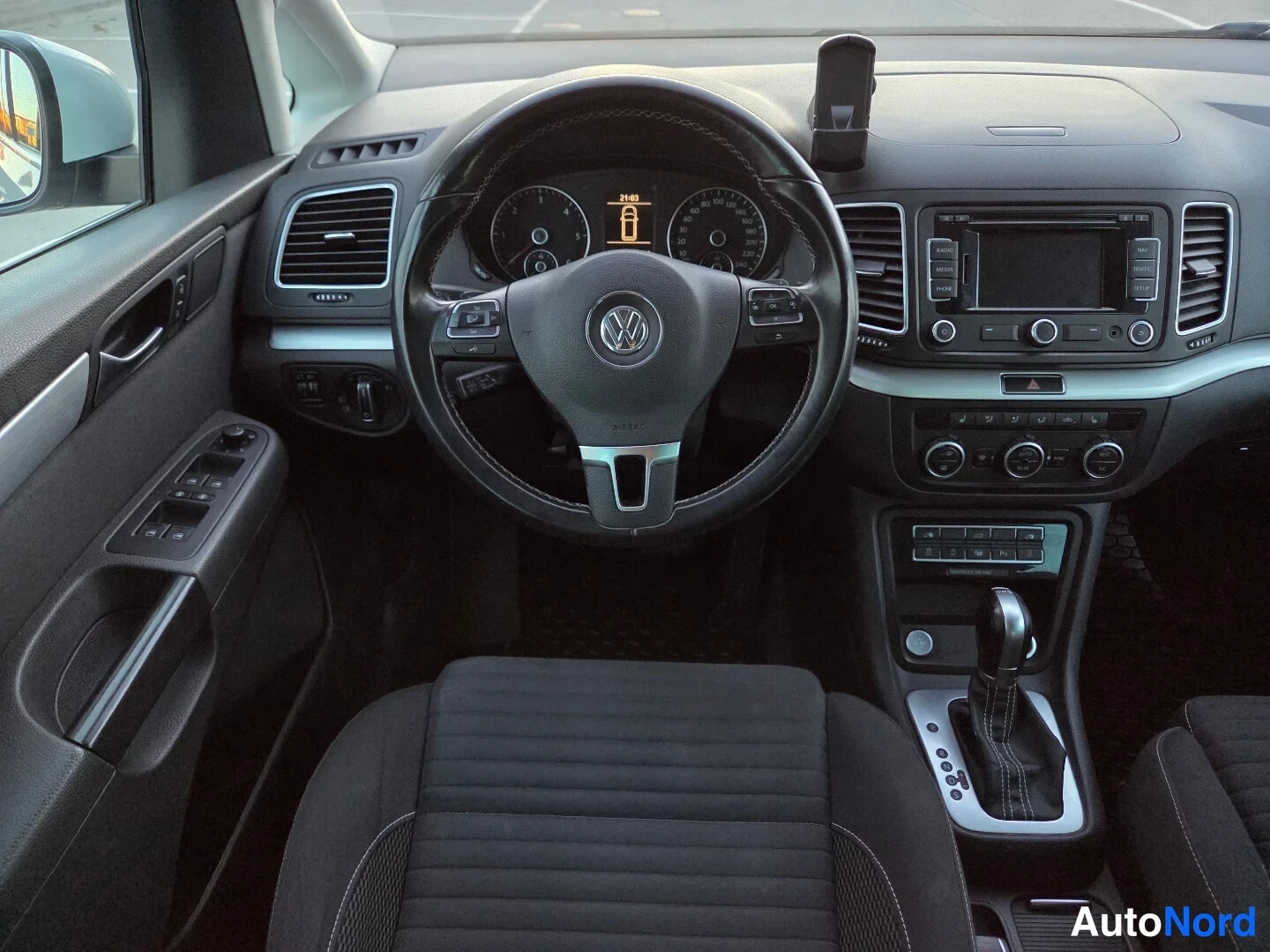 Valkoinen Volkswagen Sharan 2015, ohjaamo, kuva 13