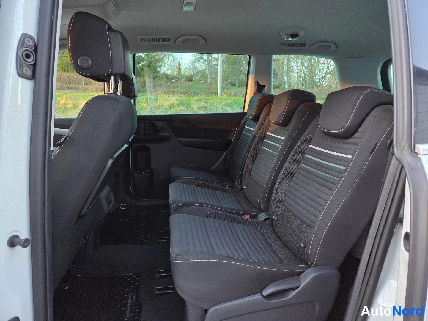 Valkoinen Volkswagen Sharan 2015, takaistuimet, kuva 17