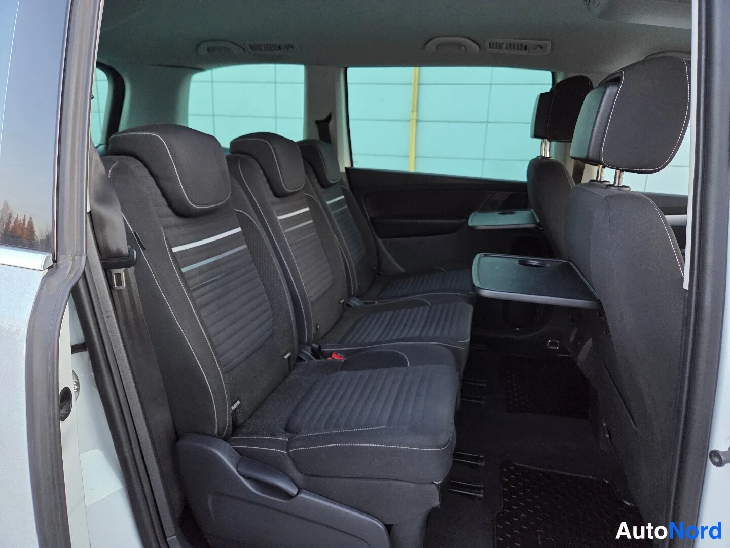 Valkoinen Volkswagen Sharan 2015, takaistuimet, kuva 18