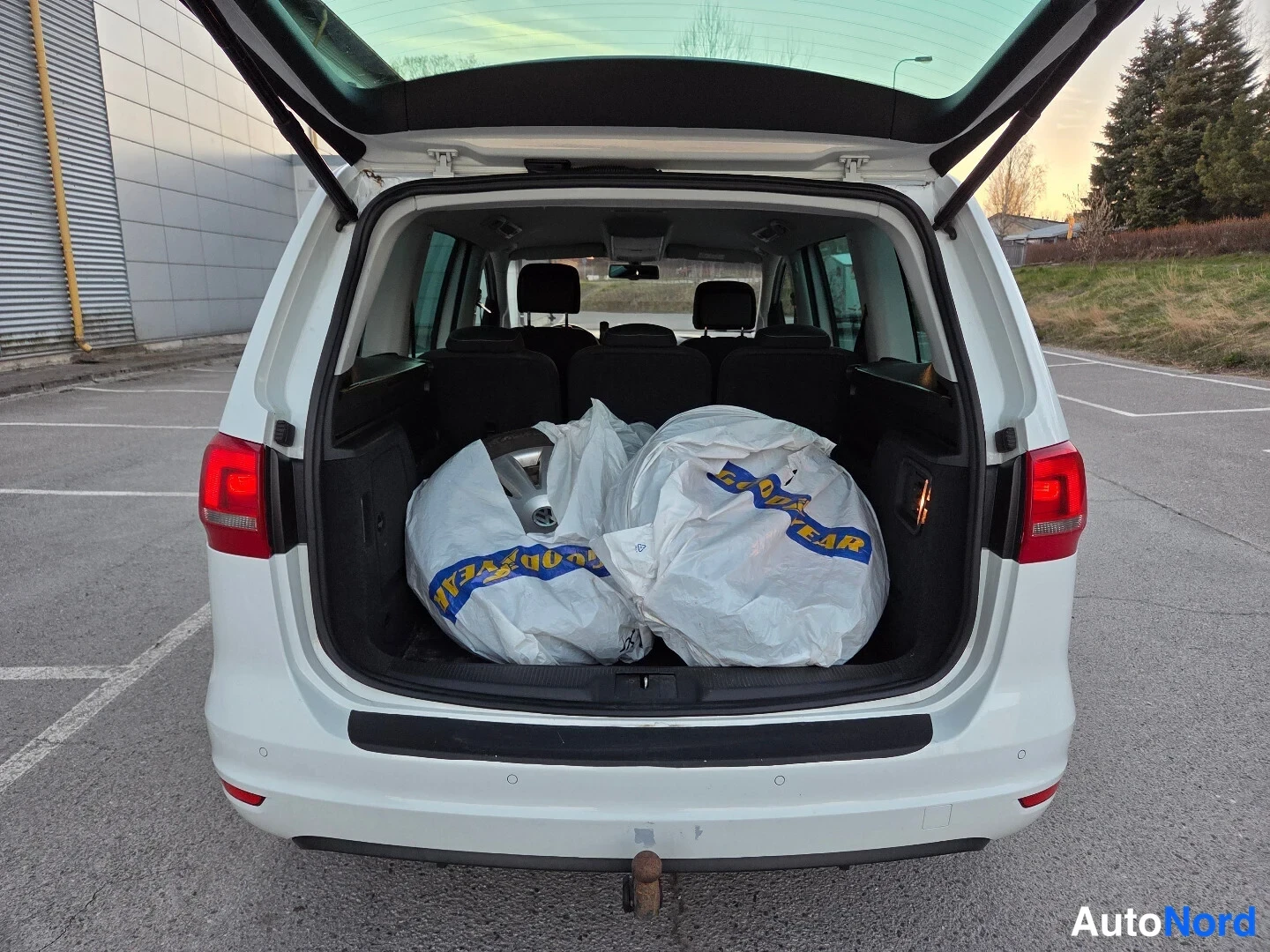 Valkoinen Volkswagen Sharan 2015, takaa, kuva 8