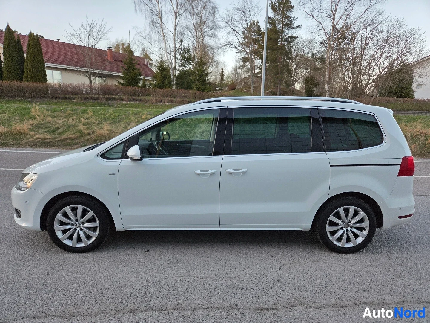 Valkoinen Volkswagen Sharan 2015, etuviisto, keula vasemmalle, kuva 2