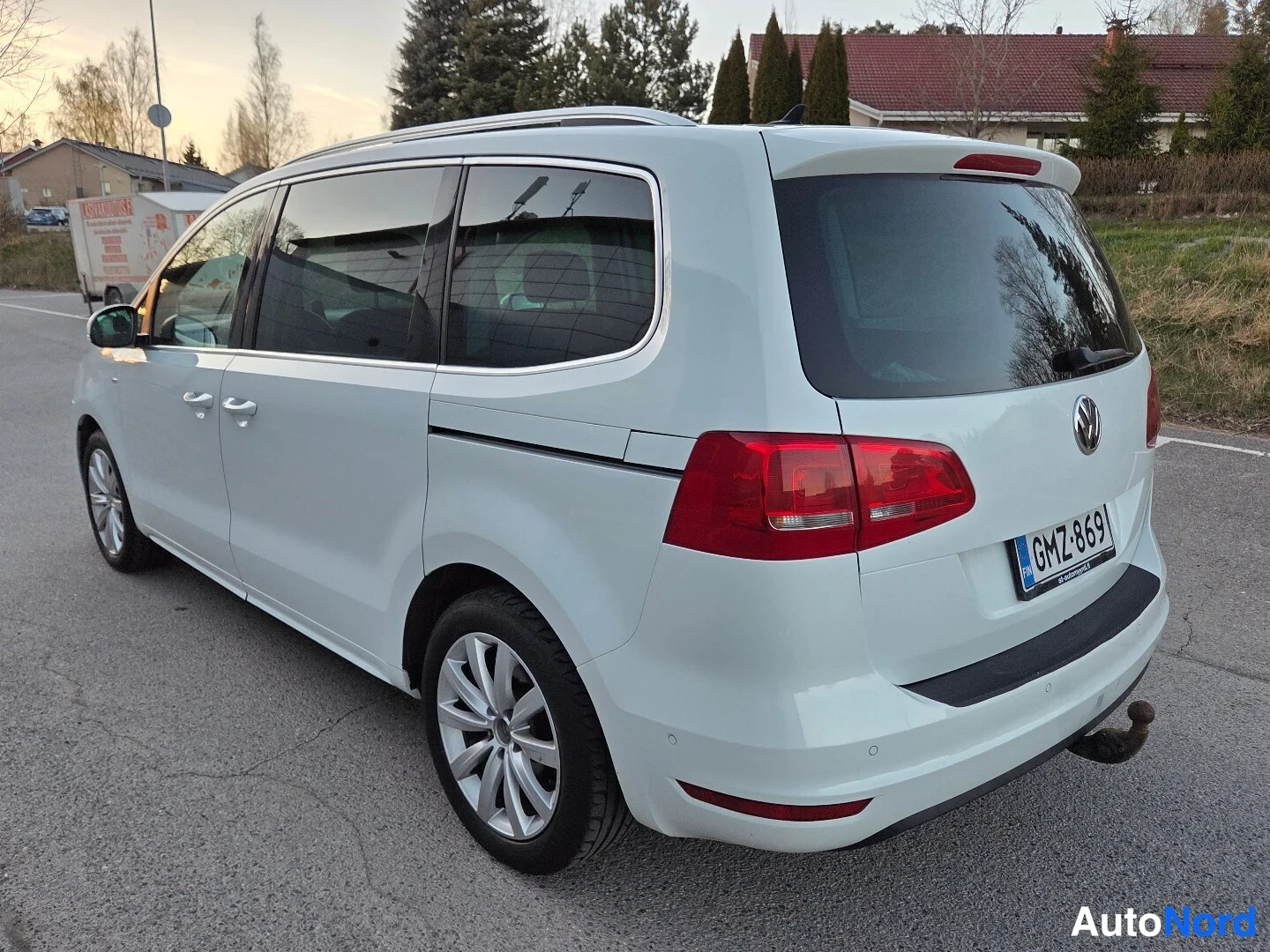 Valkoinen Volkswagen Sharan 2015, takaviisto, kuva 6