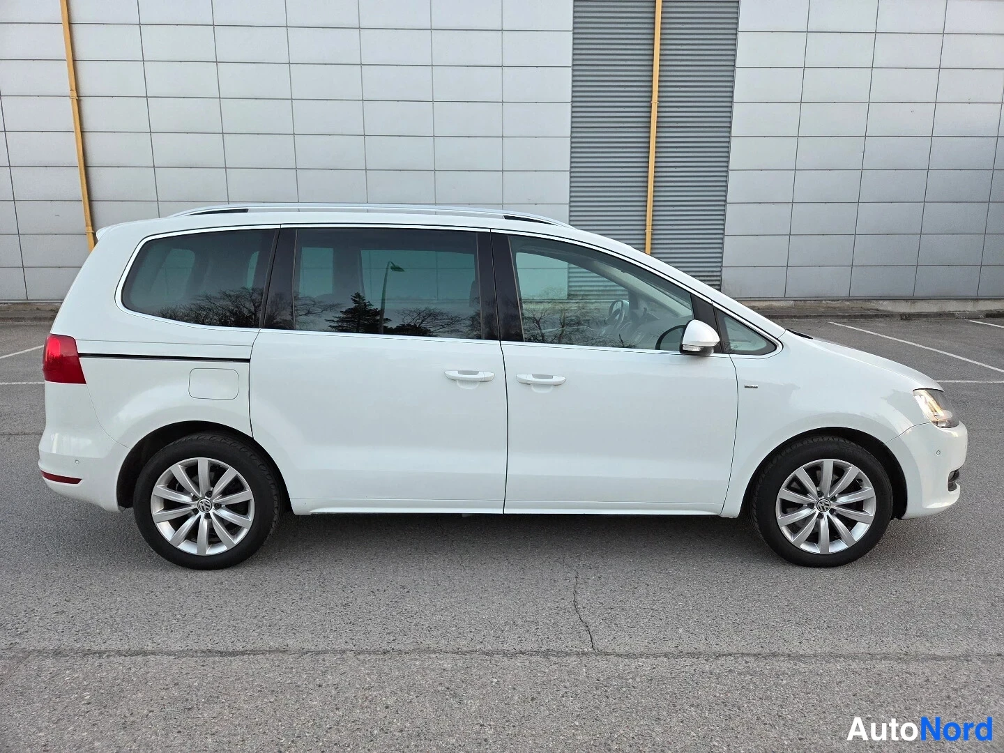 Valkoinen Volkswagen Sharan 2015, sivulta, kuva 5