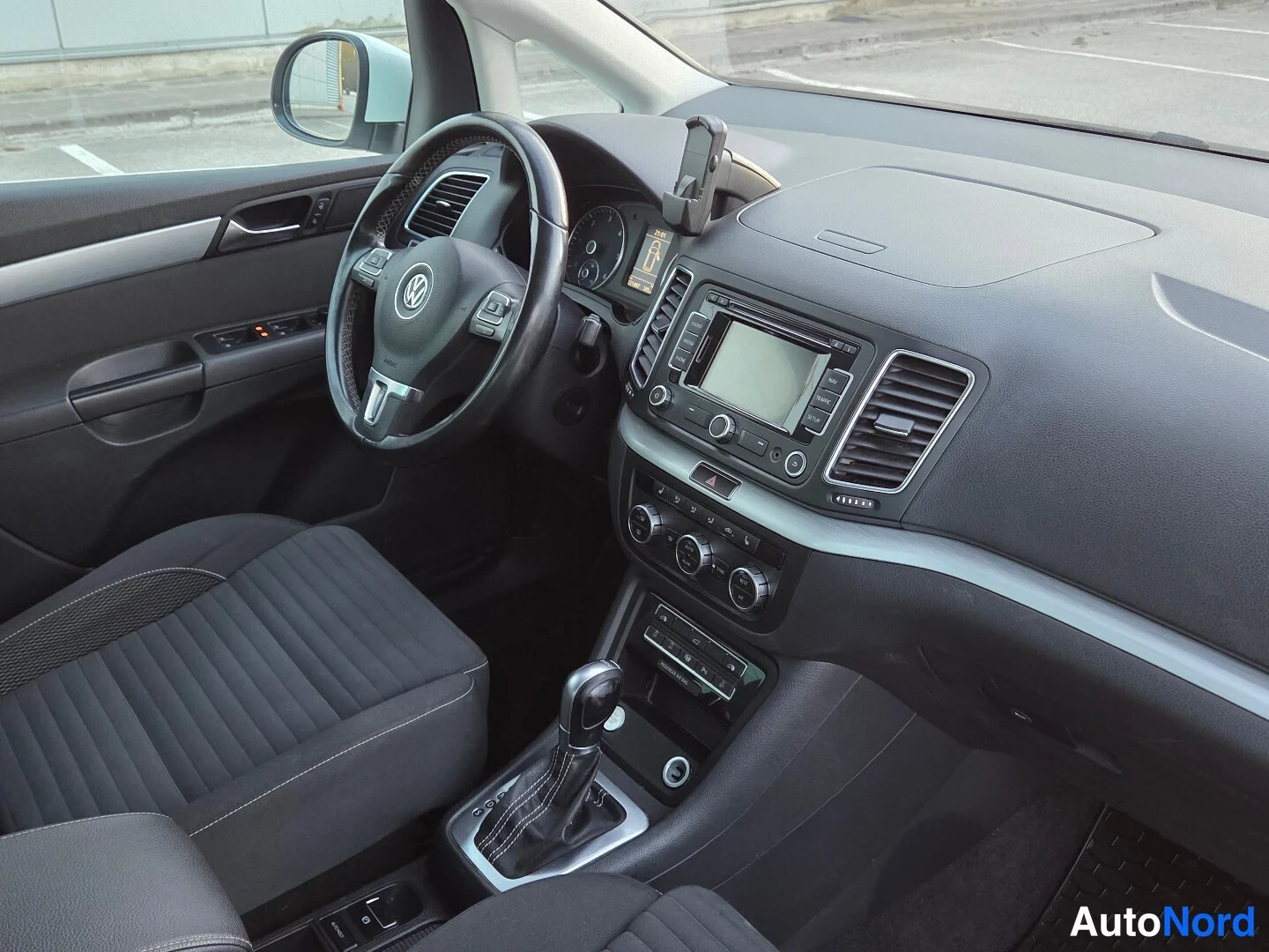 Valkoinen Volkswagen Sharan 2015, ohjaamo, kuva 11