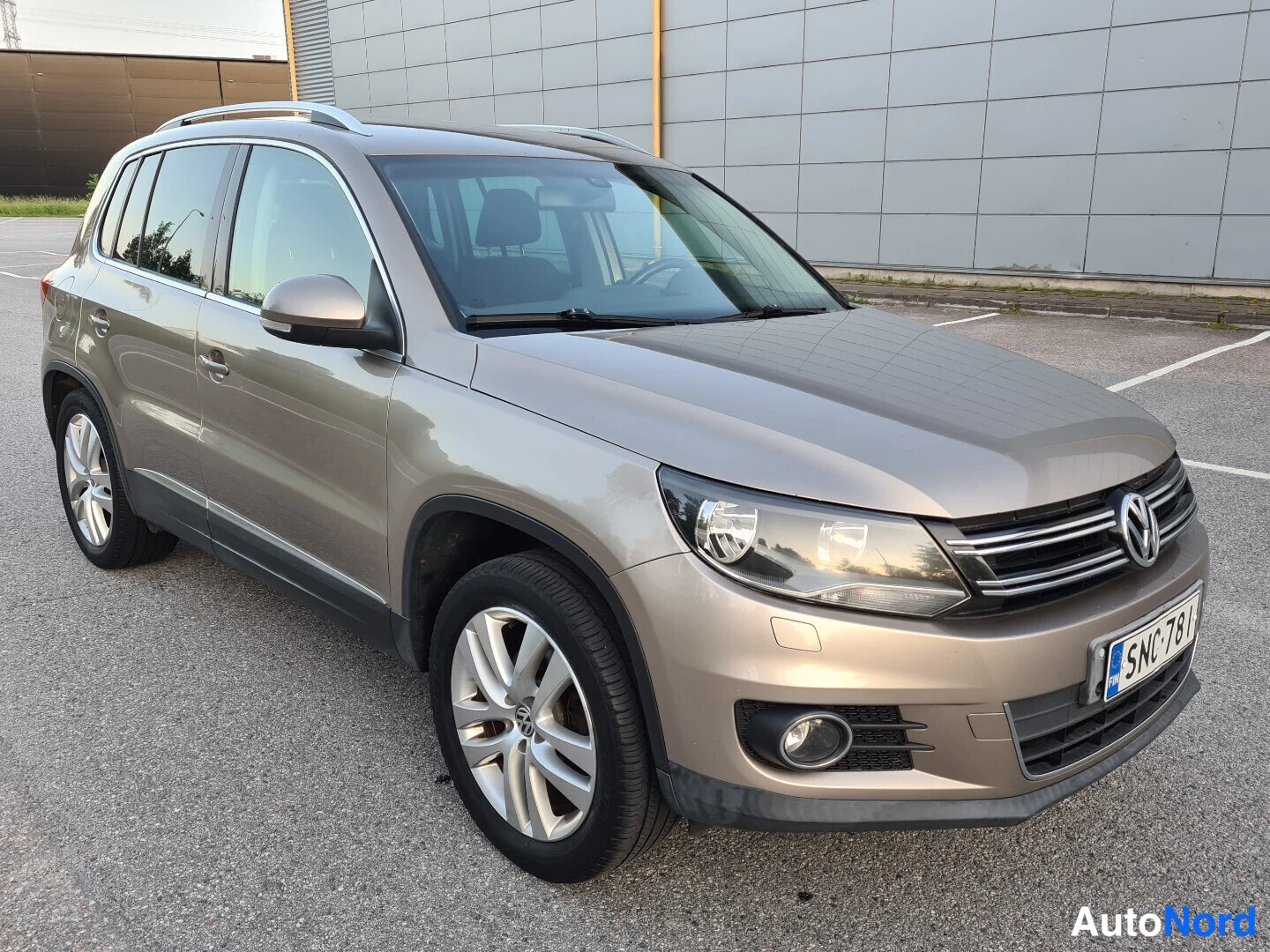 Beige Volkswagen Tiguan 2012, etuviisto, keula oikealle, kuva 2