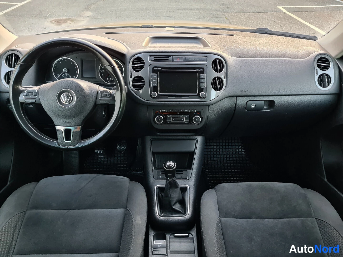 Beige Volkswagen Tiguan 2012, ohjaamo, kuva 11