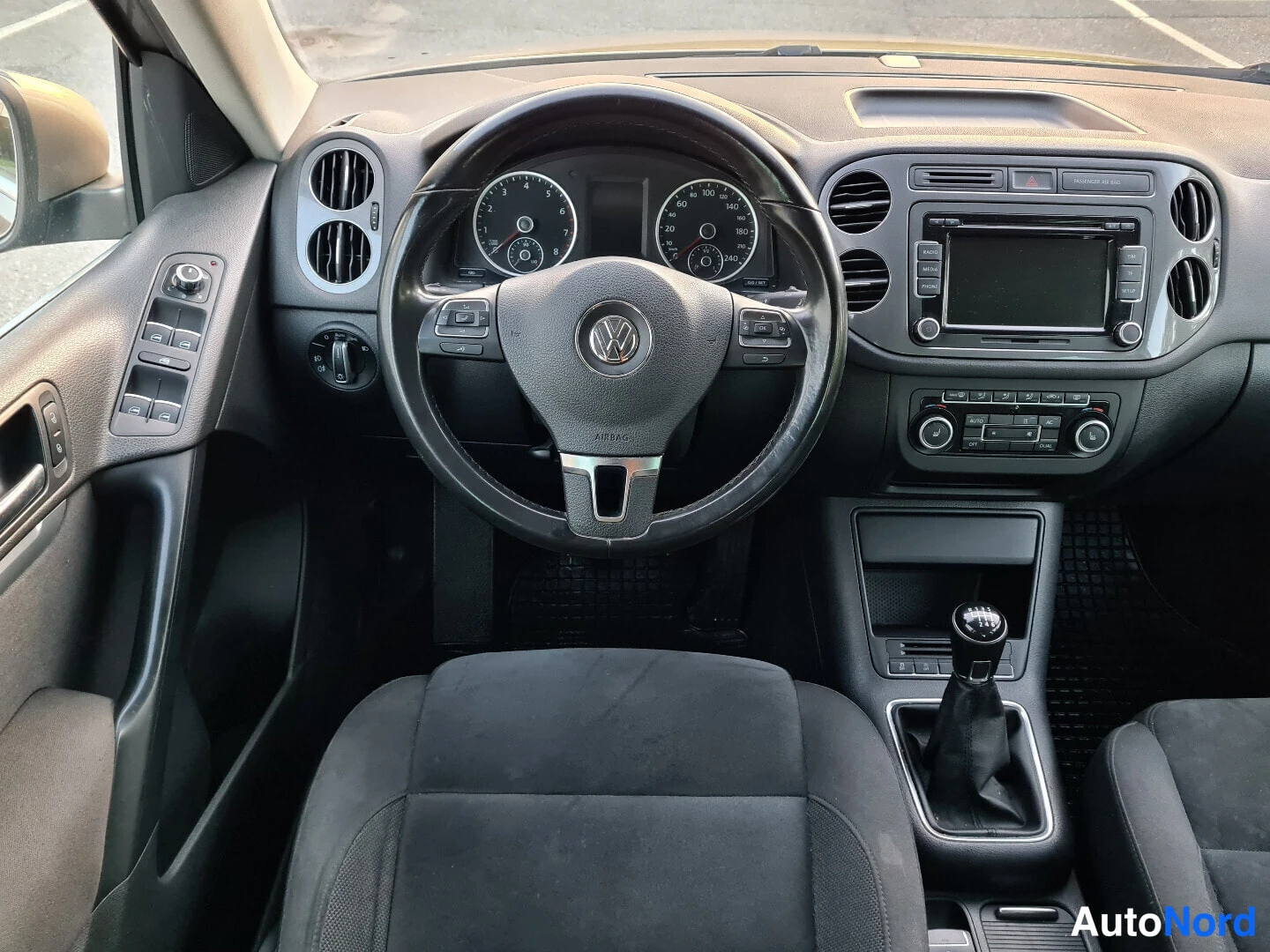 Beige Volkswagen Tiguan 2012, ohjaamo, kuva 12