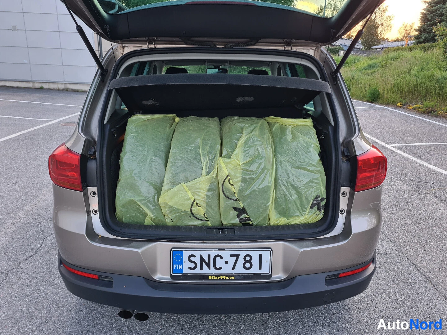 Beige Volkswagen Tiguan 2012, tavaratila, kuva 17