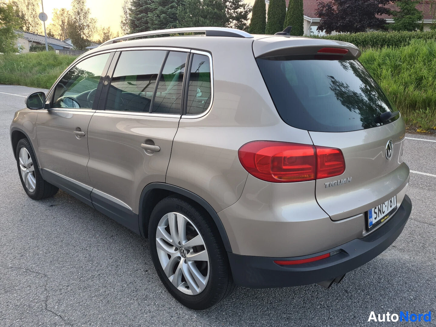 Beige Volkswagen Tiguan 2012, takaviisto, kuva 6