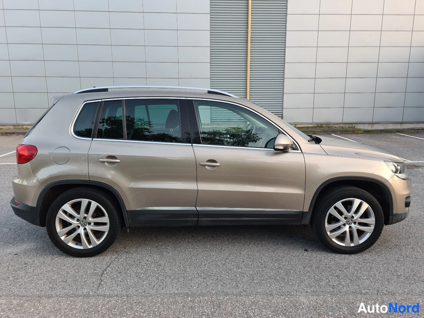 Beige Volkswagen Tiguan 2012, etuviisto, keula oikealle, kuva 3