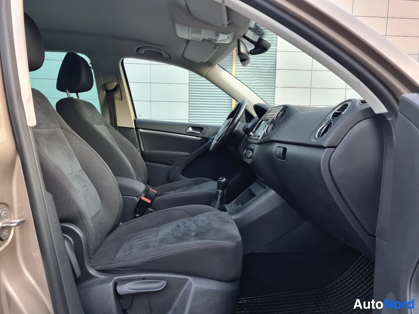 Beige Volkswagen Tiguan 2012, ohjaamo, kuva 9