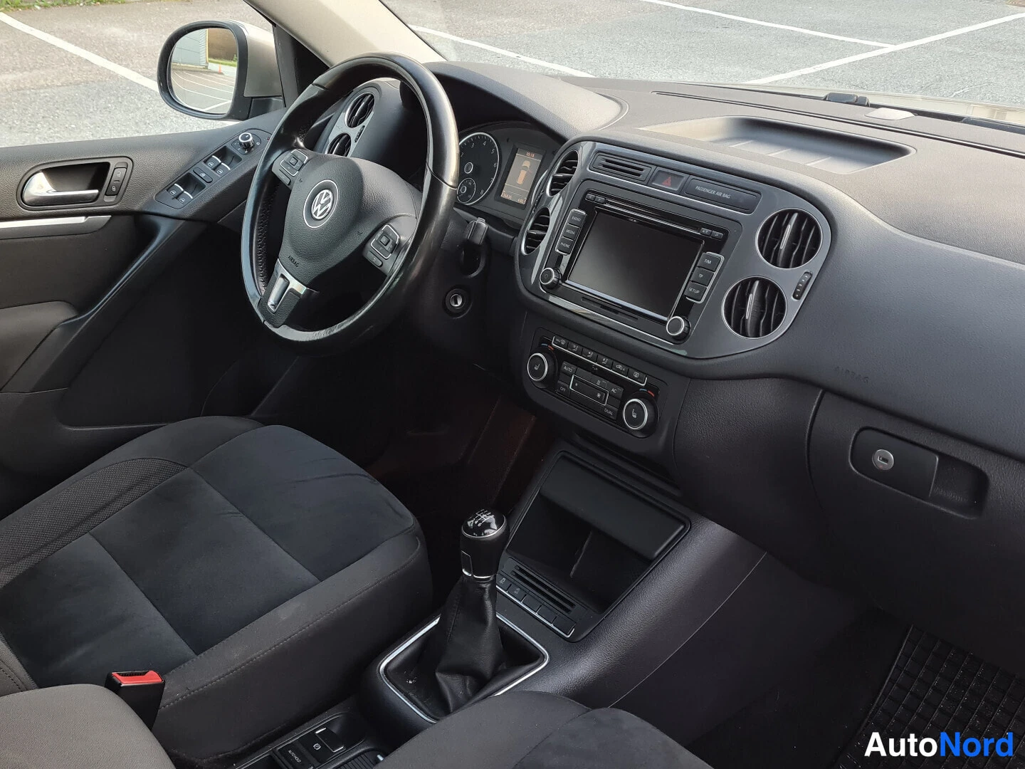 Beige Volkswagen Tiguan 2012, ohjaamo, kuva 10