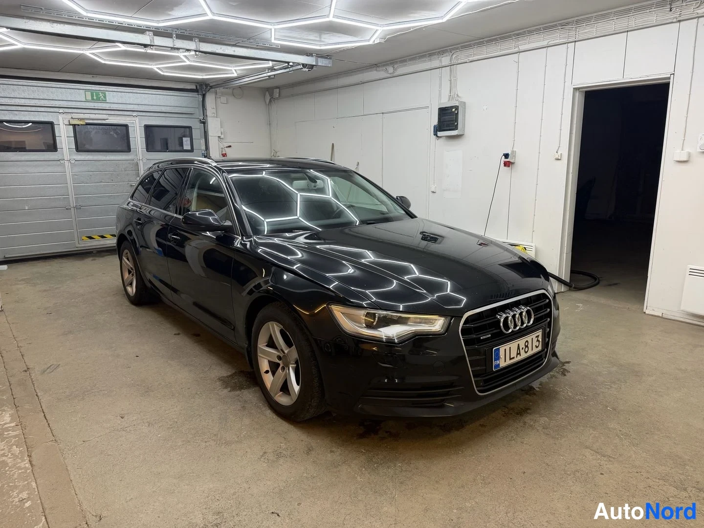 Musta Audi A6 Avant 2013, etuviisto, keula oikealle, kuva 2