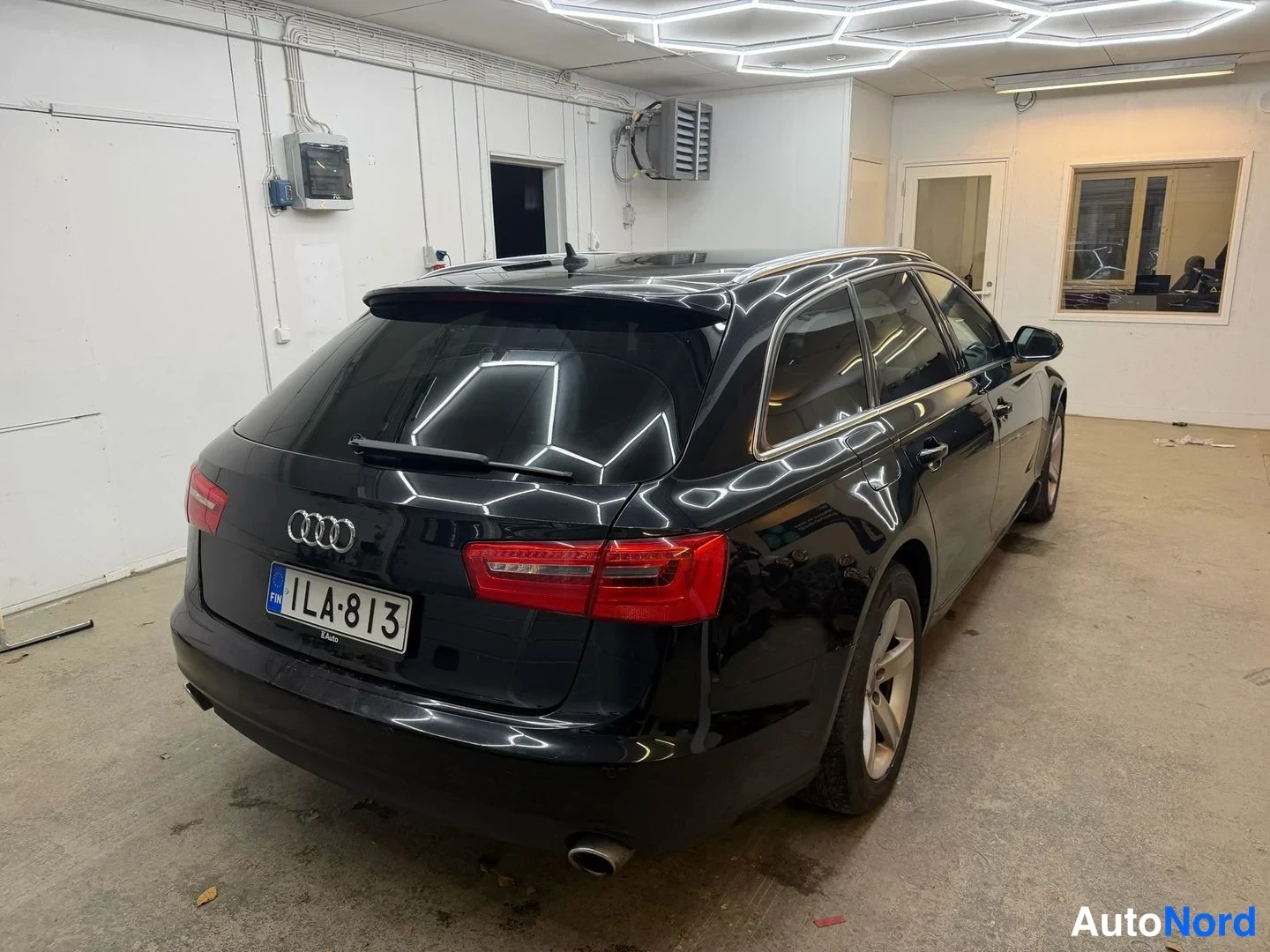 Musta Audi A6 Avant 2013, takaviisto, kuva 4