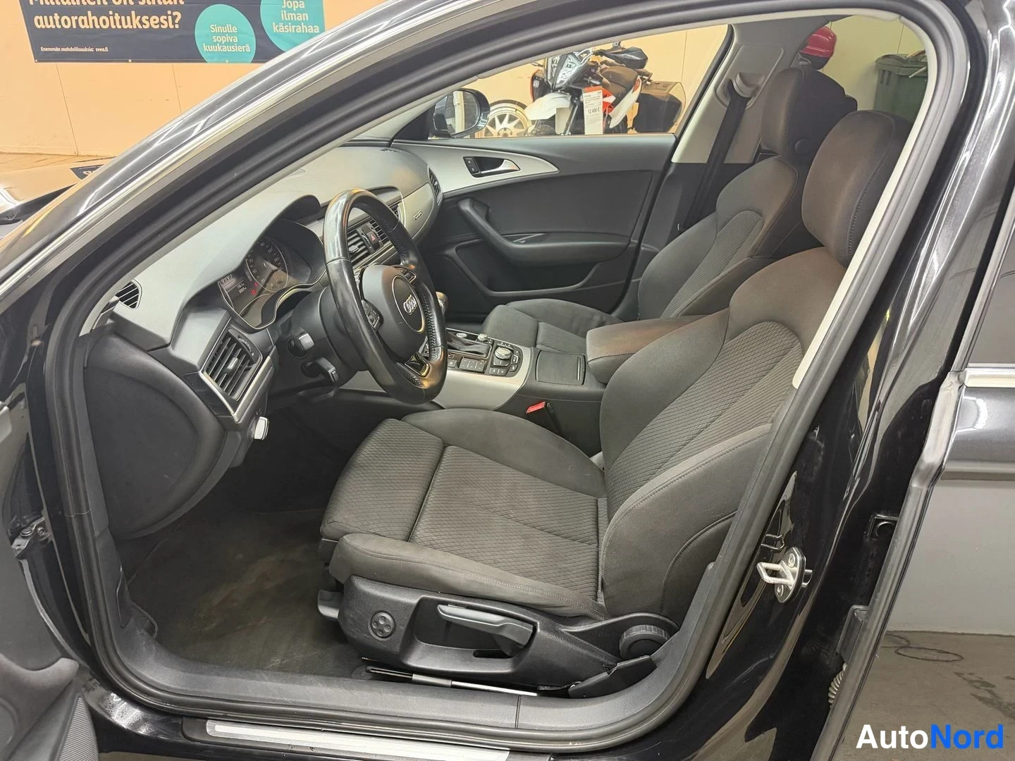 Musta Audi A6 Avant 2013, etuistuimet, kuva 6
