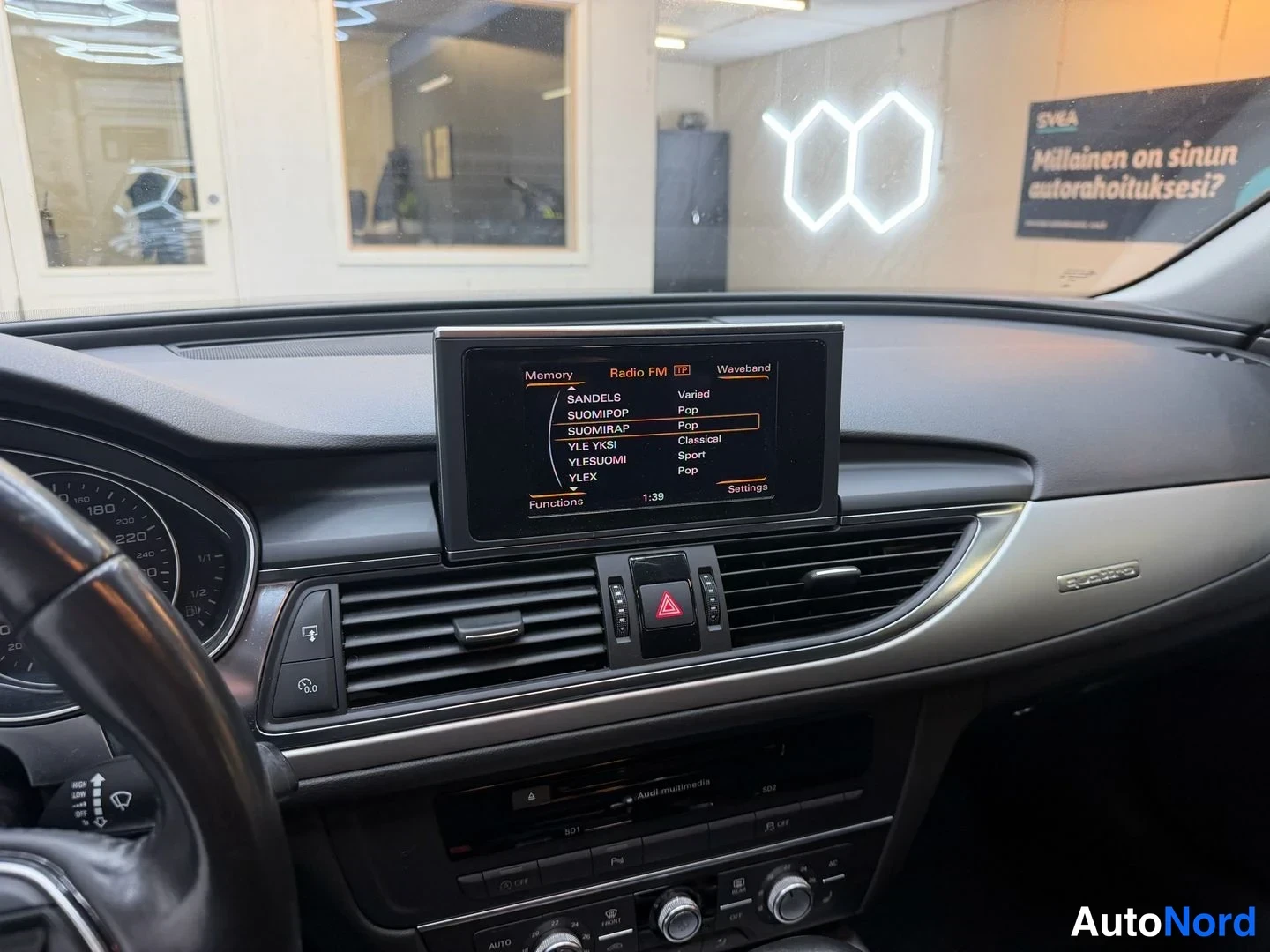 Musta Audi A6 Avant 2013, ohjaamo, kuva 5