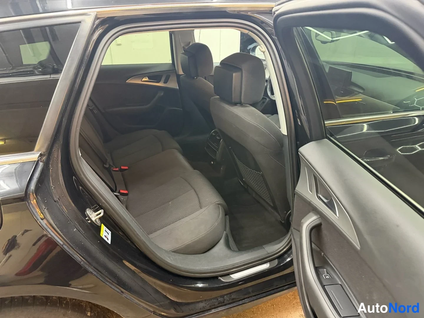 Musta Audi A6 Avant 2013, takaistuimet, kuva 7
