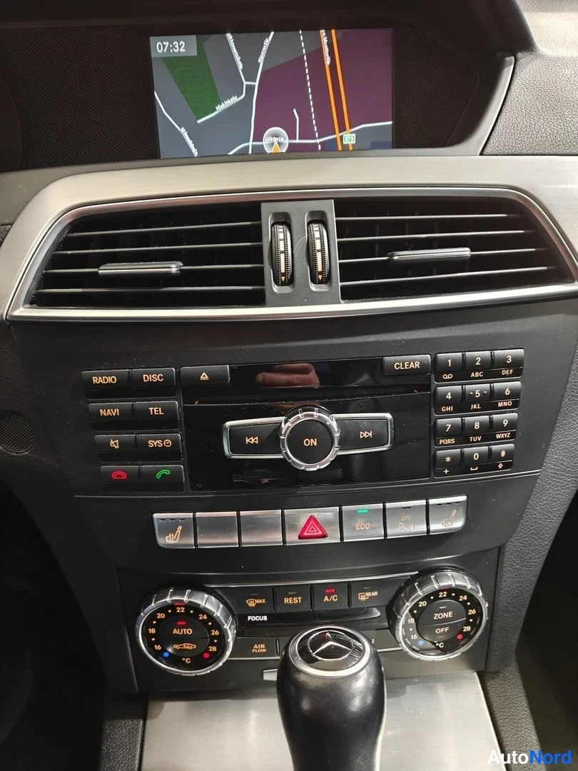 Harmaa Mercedes-Benz C 200 CDI 2011, ohjaamo, kuva 11