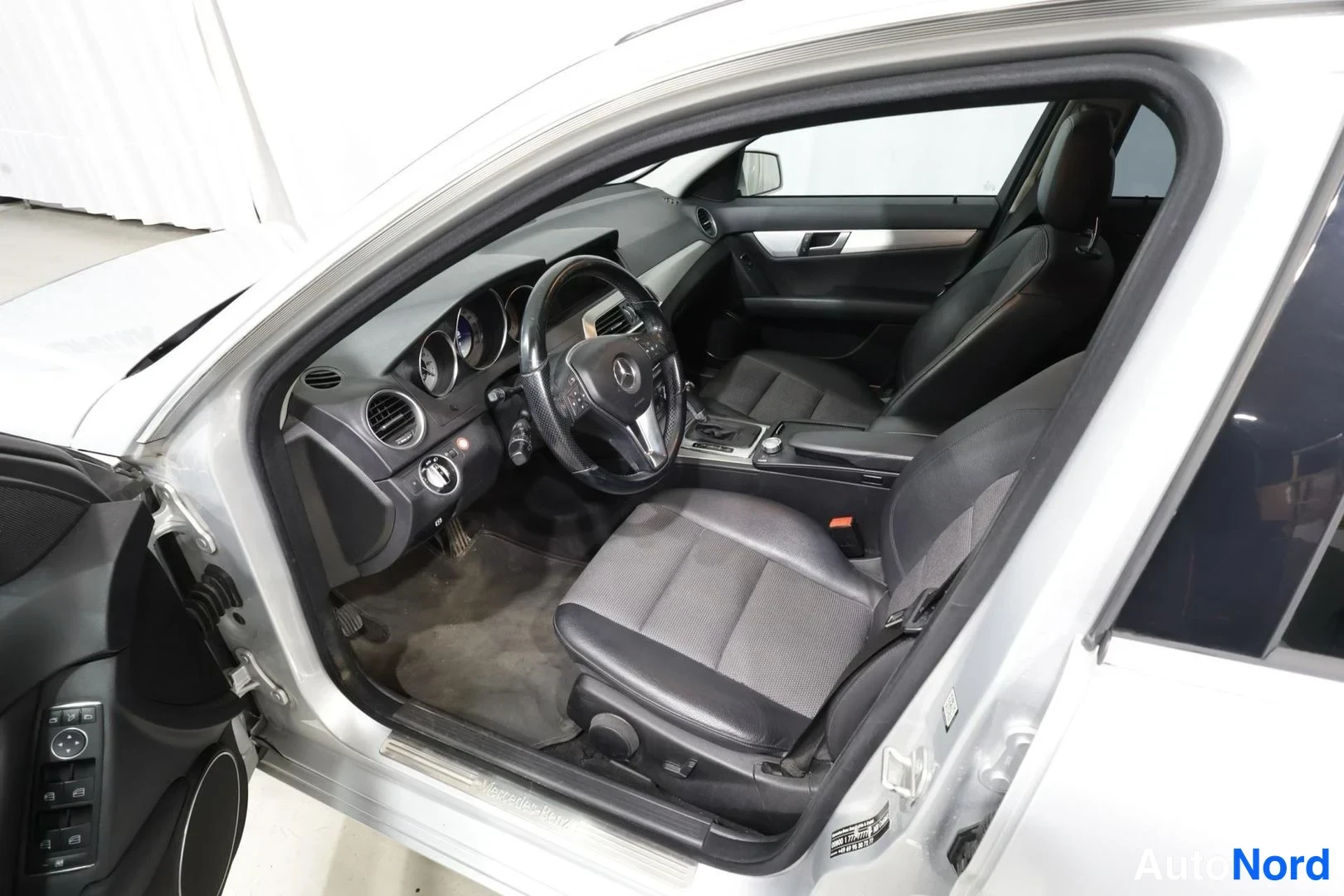 Harmaa Mercedes-Benz C 200 CDI 2011, ohjaamo, kuva 12