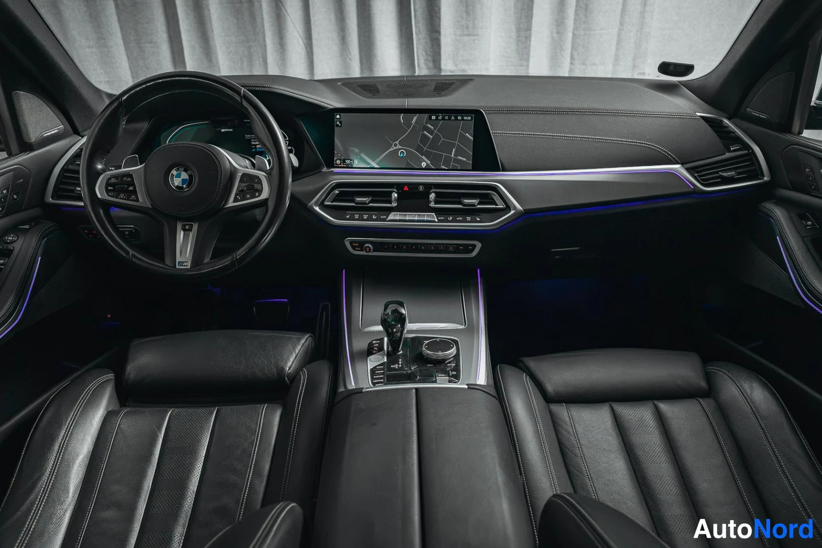 Sininen BMW X5 2020, ohjaamo, kuva 12